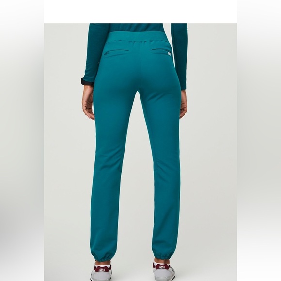 FIGS Venice Slim Body Shape
Women's Venice Slim Jogger Scrub Pants limited Edit - Picture 9 of 9